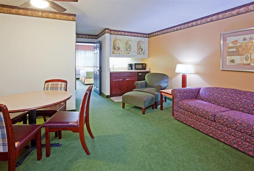Holiday Inn Express Hotel & Suites Minneapolis-Golden Valley By Ihg Saint Louis Park Room photo