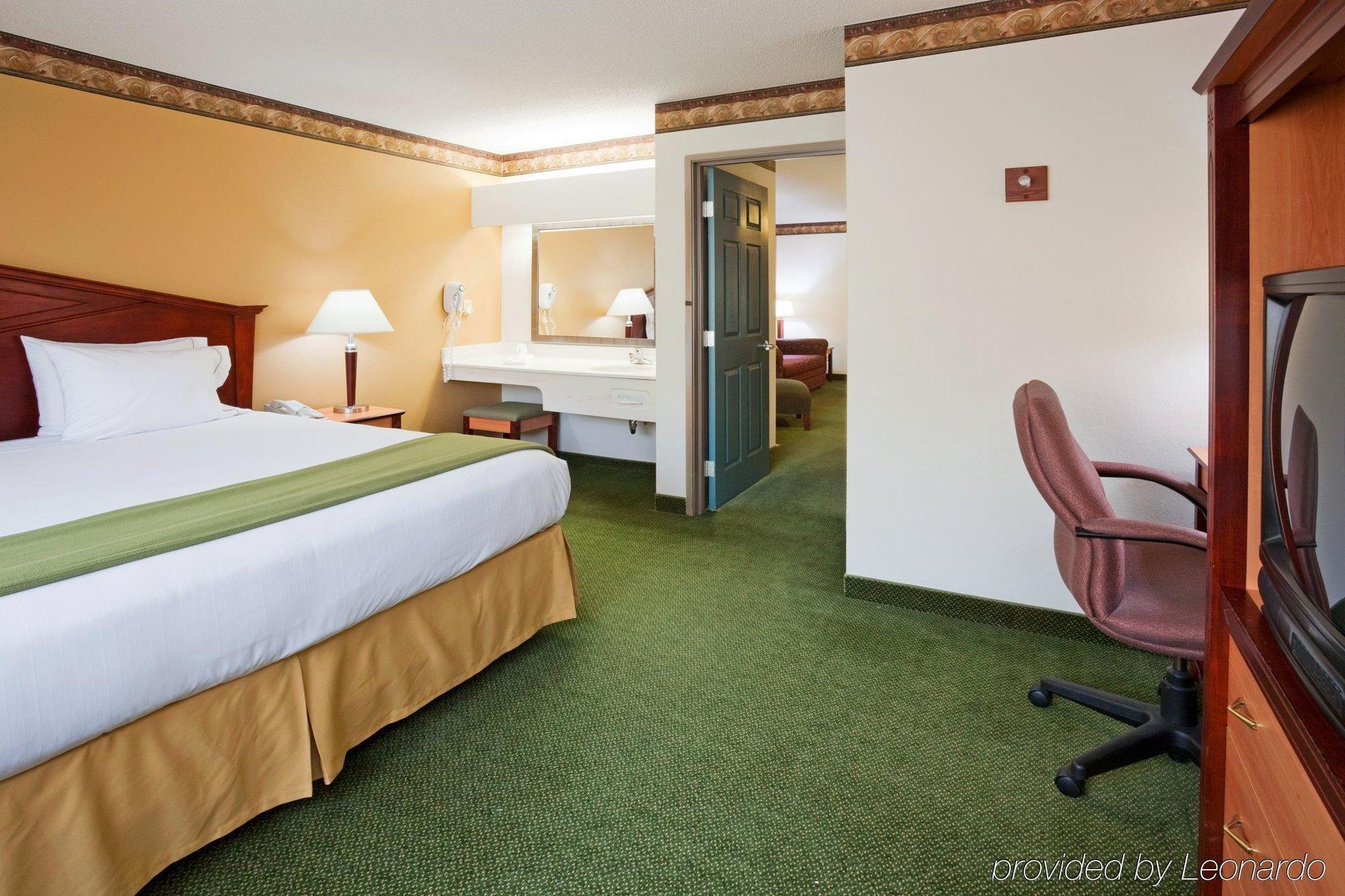 Holiday Inn Express Hotel & Suites Minneapolis-Golden Valley By Ihg Saint Louis Park Room photo